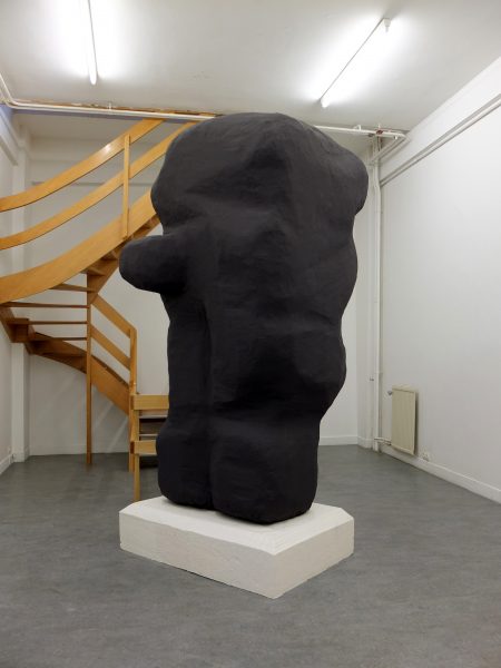 OF/OF OFWEL EN/OF <br>OU/OU OU ET/OU GIJS MILIUS - SCULPTURE OF HEAD-LIKE SHAPE, ON PEDESTAL