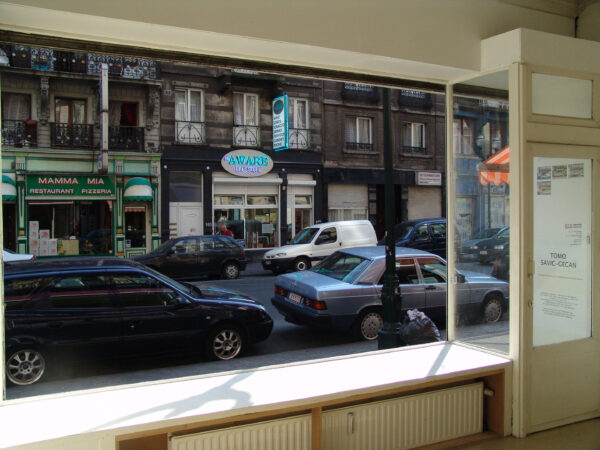 THE GALLERY'S WINDOW-PANE IS TRANSFORMED INTO DRINKING GLASSES TOMO SAVIC GECAN -
THE GALLERY'S WINDOW-PANE IS TRANSFORM INTO DRINKING GLASSES